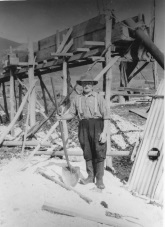 Charlie King in the tine mine, 1940s. (King collection)