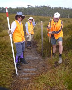 Mieke, Jenny & Col erecting snowpoles (GH)